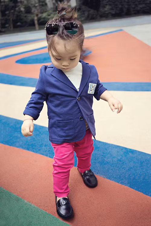 Tuy mới 2 tuổi nhưng bé Sol đã sở hữu một tủ đồ hiệu đáng mơ ước với những bộ cánh đắt tiền của các thương hiệu thời trang nổi tiếng thế giới như Roberto Cavalli, Moschino, Fendi, Burberry…