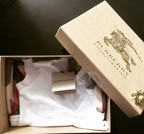 Bộ quần áo hiệu Burberry của Cadie Mộc Trà được mẹ tặng khi còn bé.