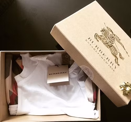 Bộ quần áo hiệu Burberry của Cadie Mộc Trà được mẹ tặng khi còn bé.