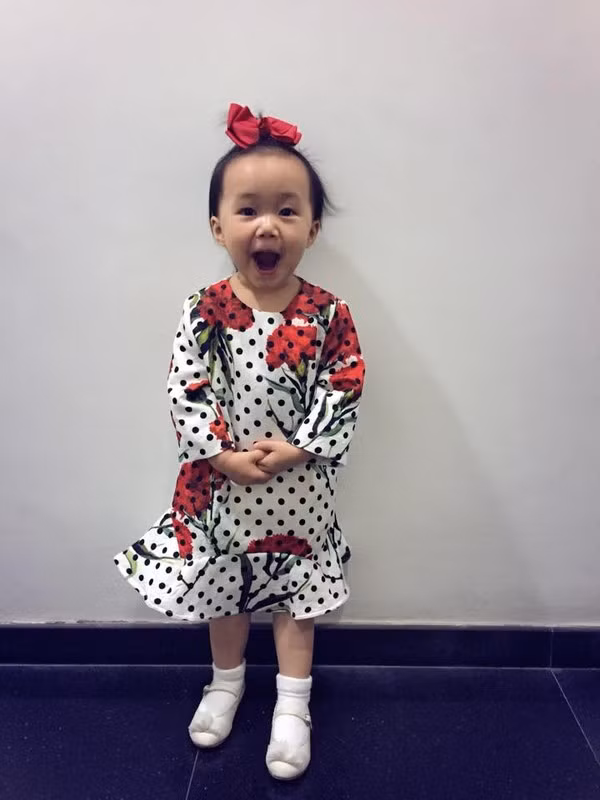 Bé Luna diện váy Dolce&amp;Gabbana thuộc BST Xuân-Hè 2015.