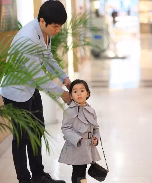 Bé Mina nhà Lưu Hương Giang, Hồ Hoài Anh cũng khoác mẫu túi Chanel điệu đà, nữ tính, ước tính giá trị cả ngàn USD.