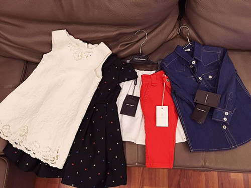 Hai nhóc tì nhà Elly Trần sở hữu hàng loạt những quần áo, váy vóc hàng hiệu đắt tiền.