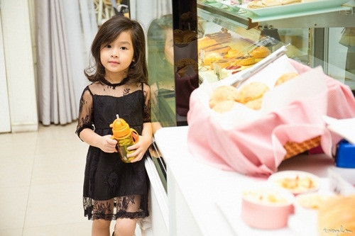 Mina được mẹ đầu tư về khoản thời trang rất chu đáo và sớm ra dáng một hot girl tương lai ngay từ bé.