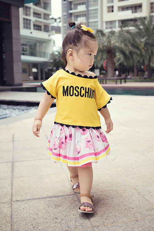 Bé Sol, con gái ca sĩ Đoan Trang, thường được bạn bè của bố mẹ khen ngợi như một fashionista nhí.
