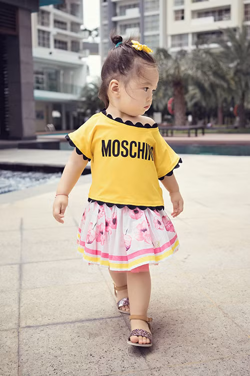 Bé Sol, con gái ca sĩ Đoan Trang, thường được bạn bè của bố mẹ khen ngợi như một fashionista nhí.