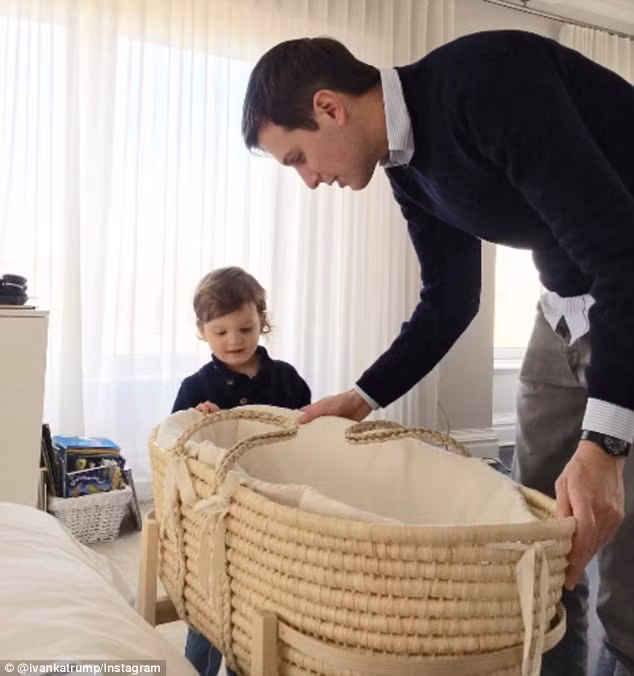 Còn đây là khoảnh khắc đáng yêu của gia đình Ivanka khi được đón thành viên thứ 5 được đăng trên Instagram cá nhân của cô.