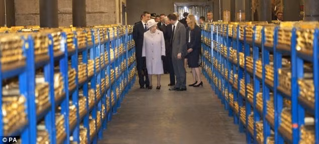 Nữ hoàng Elizabeth và Công tước xứ Edingburgh thăm quan hầm vàng này năm 2012. Vàng trong kho này được đúc thành thỏi xếp thành hàng ngay ngắn trên các kệ đánh số màu xanh, tổng trị giá gần 141 tỷ bảng (200 tỷ USD). Mỗi thỏi nặng 400 ounce (khoảng 12 kg), tương đương khoảng 500.000 USD. Giá này cao hơn cả một căn nhà trung bình tại đây.