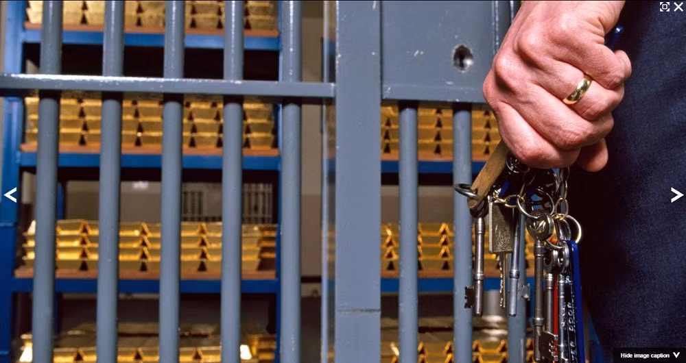 Để đảm bảo an ninh cho hầm vàng, BoE còn dùng tới cả những loại chìa khóa dài tới gần 1m để mở cửa. Họ cho rằng chỉ sử dụng thiết bị điện tử là không đảm bảo an ninh. Dù vậy, người vào sẽ vẫn phải đọc mật khẩu qua một microphone. Sau đó, máy tính sẽ xác nhận giọng nói có khớp với mẫu đã lưu hay không.