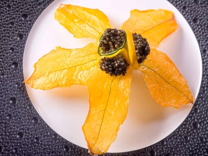 3. Guy Savoy, Paris, Pháp (1.104 USD/2 người, bữa ăn 18 món): Guy Savoy quản lý nhà hàng nổi tiếng của mình với sự chú trọng đặc biệt tới độ chính xác, thái độ phục vụ và những món ăn tinh tế thuộc hàng đắt nhất thế giới. Bữa ăn 18 món của ông gồm những món ăn đắt đỏ như súp nấm truffle đen, tôm hùm được bày trong chính vỏ tôm với tâm cọ.