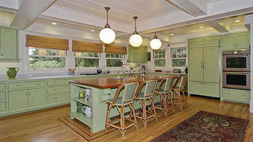 Phòng bếp đặc trưng với màu xanh dịu nhẹ, cửa sổ rộng lớn để hấp thu tối đa ánh sáng thiên nhiên. Toàn bộ trần nhà được gắn đèn trần giúp cung cấp đủ ánh sáng vào buổi tối.