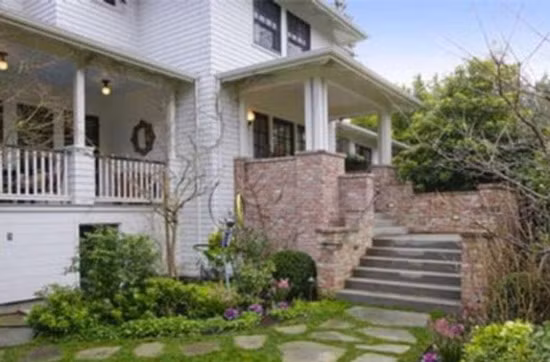 Chi phí xây dựng và nội thất căn nhà có giá khoảng 13,5 triệu USD. Nó được xây dựng trên khu đất có diện tích rộng lớn 1,580m². Ngôi nhà nằm trong khuôn viên vườn rất lớn, cách xa hẳn với cuộc sống ồn ào bên ngoài.