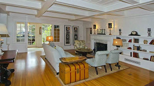 Phòng khách với thiết kế đơn giản mà tinh tế với gam màu trắng chủ đạo.