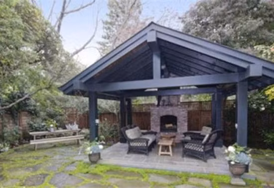 Khu nghỉ dưỡng ngoài trời với lò sưởi này là địa điểm lý tưởng dành cho những buổi tụ họp gia đình hay gặp mặt bạn bè.