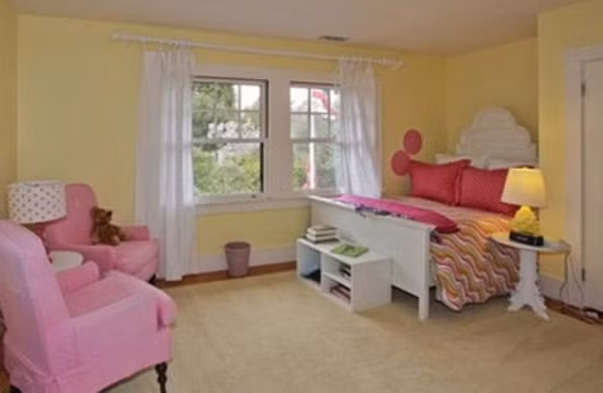 Một trong những phòng ngủ được thiết kế đơn giản trong biệt thự của tỷ phú Facebook. 