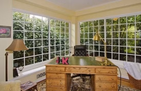 Phòng làm việc vô cùng giản dị khó ai có thể ngờ tới của ông chủ Facebook này.