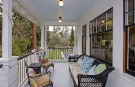 Hiên nhà đặt một bộ ghế để ngồi thư giãn, đọc sách và uống trà.