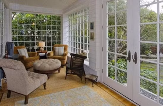 Căn nhà có hai tầng, tường ốp gỗ màu trắng, nằm cuối một lối vào rộng rãi, hai bên trồng nhiều cây xanh. Nơi này cũng rất gần trụ sở làm việc chính của Facebook - nơi Zuckerberg làm việc hàng ngày.