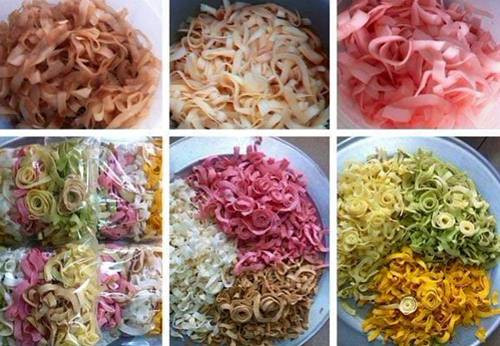 Đối với nhiều chị em, số tiền họ kiếm được trong dịp cận Tết có thể bằng vài tháng đi làm. Do đó, nhiều dân văn phòng vẫn tranh thủ kiếm thêm thu nhập từ việc bán hàng thêm cho đồng nghiệp cùng cơ quan. Nhiều người khéo tay thường tự mày mò làm các loại mứt tết bán. Nhờ khách hàng tin tưởng về độ an toàn vệ sinh nên chị em kiếm được không ít từ việc bán mứt tự làm.