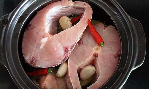 Chị Liên chia sẻ, sau Tết mọi người ngán thịt bánh nên đặt mua cá ăn giải ngấy rất nhiều. Do đó, đa phần mọi người đều đặt mua cá để ăn và đem biếu tặng bạn bè người thân. Nhờ vậy mà khách đặt mua vào dịp Tết thường tăng mạnh. Mùa Tết năm ngoái, chị Liên thu được gần 20 triệu đồng tiền lãi sau khi đã trừ hết chi phí.