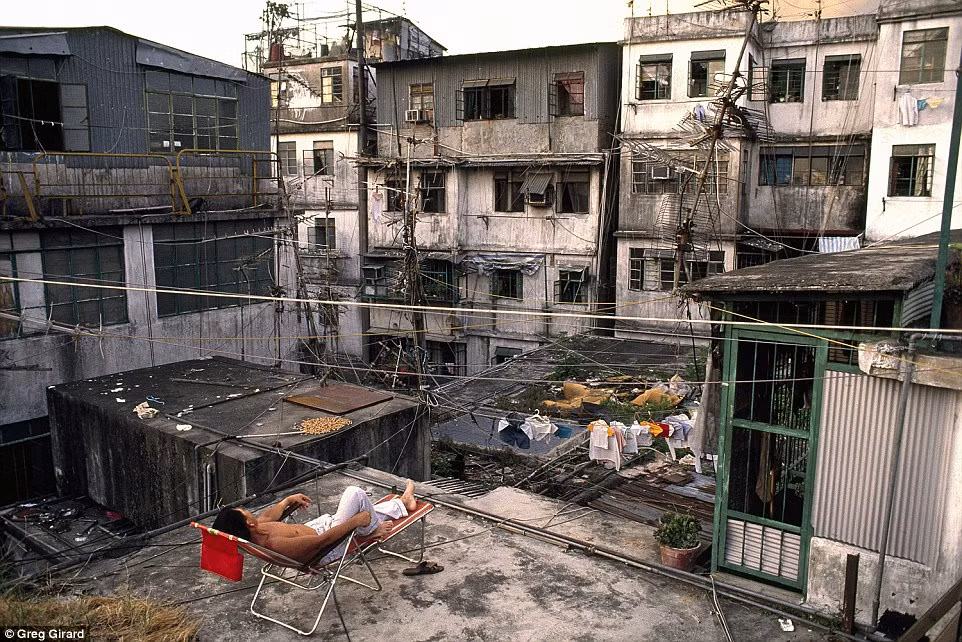 Tòa nhà cao tầng xiêu vẹo được xây bên trong các bức tường của pháo đài được sử dụng làm nhà ở. Năm 1987, qua cuộc khảo sát của chính phủ Trung Quốc cho thấy, có gần 33.000 người sống bên trong khu ổ chuột này.