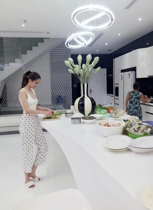 Căn nhà triệu đô mà Ngọc Trinh nằm trên tầng 33 của một khu chung cư cao cấp với thiết kế, nội thất vô cùng sang trọng.