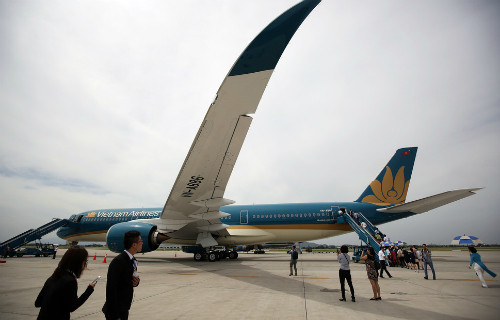 Trong khi đó, Hãng hàng không Quốc gia Việt Nam (Vietnam Airlines) và Airbus cũng ký biên bản ghi nhớ về việc đặt mua thêm 10 máy bay A350-900 nhằm phục vụ các đường bay thẳng đến Mỹ.