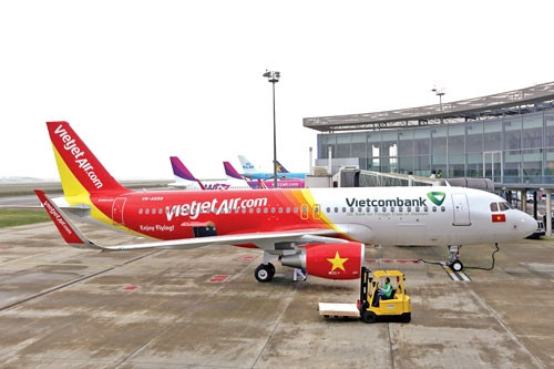Ngoài ra, một hãng hàng không Việt Nam khác là Vietjet Air cũng ký đặt hàng mua 20 tàu bay thế hệ mới A321 CEO và NEO trị giá 2,39 tỷ USD từ Airbus. 20 tàu bay mới này dự kiến sẽ được giao hàng từ năm 2017 đến năm 2020.