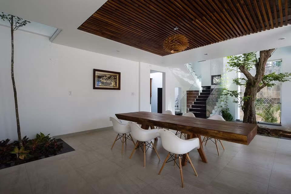 Các không gian bên trong mang đến cảm giác gần gũi và thoáng đãng.