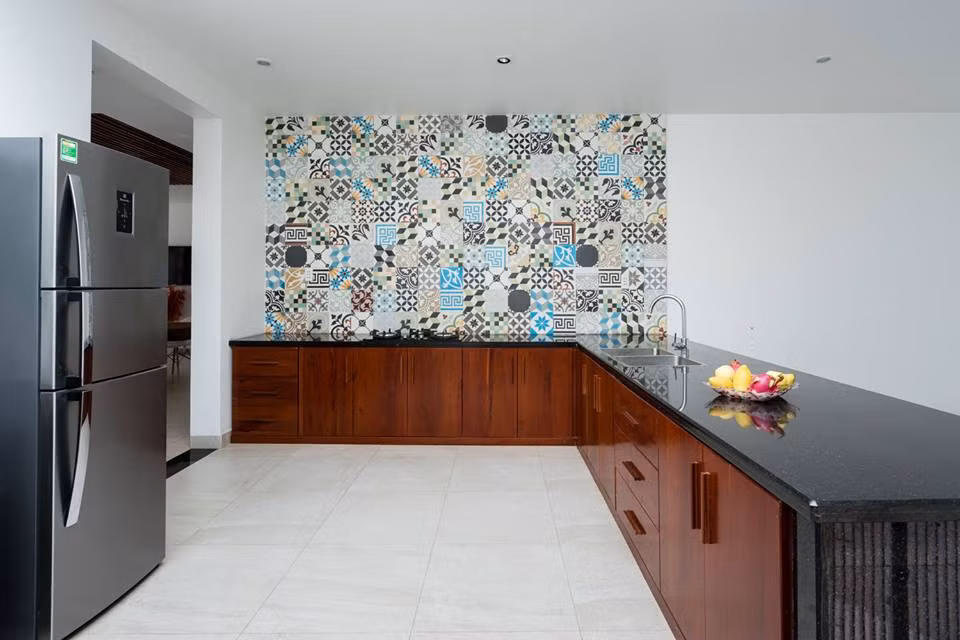 Khu bếp rộng rãi và gọn gàng.