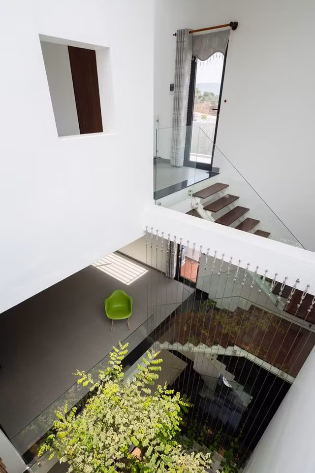 Cầu thang chạy quanh khu giếng trời, cây xanh đem lại cảm giác thú vị và thoáng mát khi di chuyển qua.