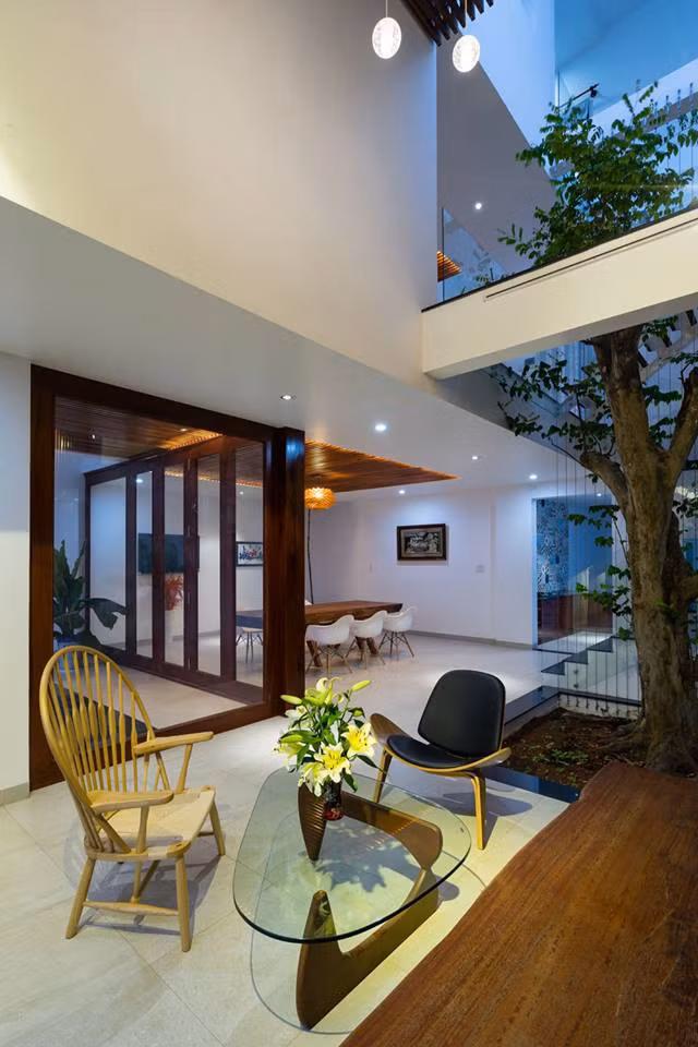 Phòng khách, bàn ăn thoáng mở nhờ những khoảng vườn nhỏ đan xen.