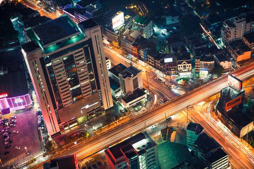 Các con đường cao tốc sáng đèn về đêm.