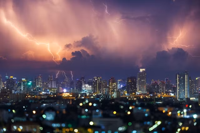 Sấm chớp trên bầu trời Bangkok trong mùa mưa.