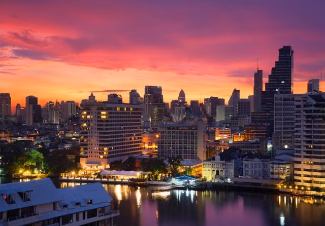 Tận hưởng vẻ đẹp của một đô thị phát triển với các tòa nhà cao tầng san sát.