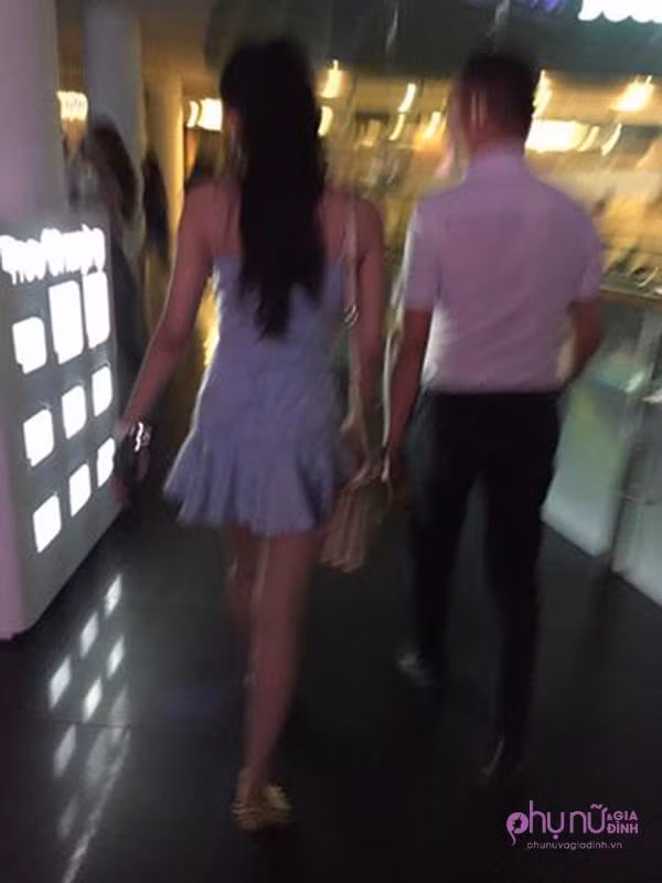 Một tài khoản có tên V.V cũng vô tình ghi lại được các hình ảnh Thúy Vi đi xem phim cùng người đàn ông này. "Em hâm mộ Thúy Vy quá. Thấy em ấy đi xem phim với "ông ngoại"...", người này viết.