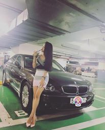 Bên cạnh đó, Thúy Vy cũng không ngừng khoe dáng bên siêu xe, xế hộp tiền tỷ.