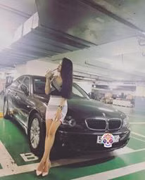 Bên cạnh đó, Thúy Vy cũng không ngừng khoe dáng bên siêu xe, xế hộp tiền tỷ.