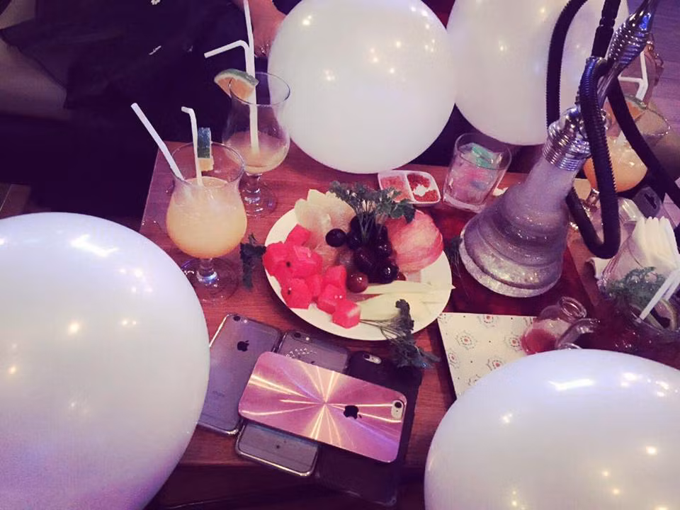 Hot girl Cà Mau thường xuyên xuất hiện và check in trên Facebook tại những địa điểm sang trọng như club, spa, bar…