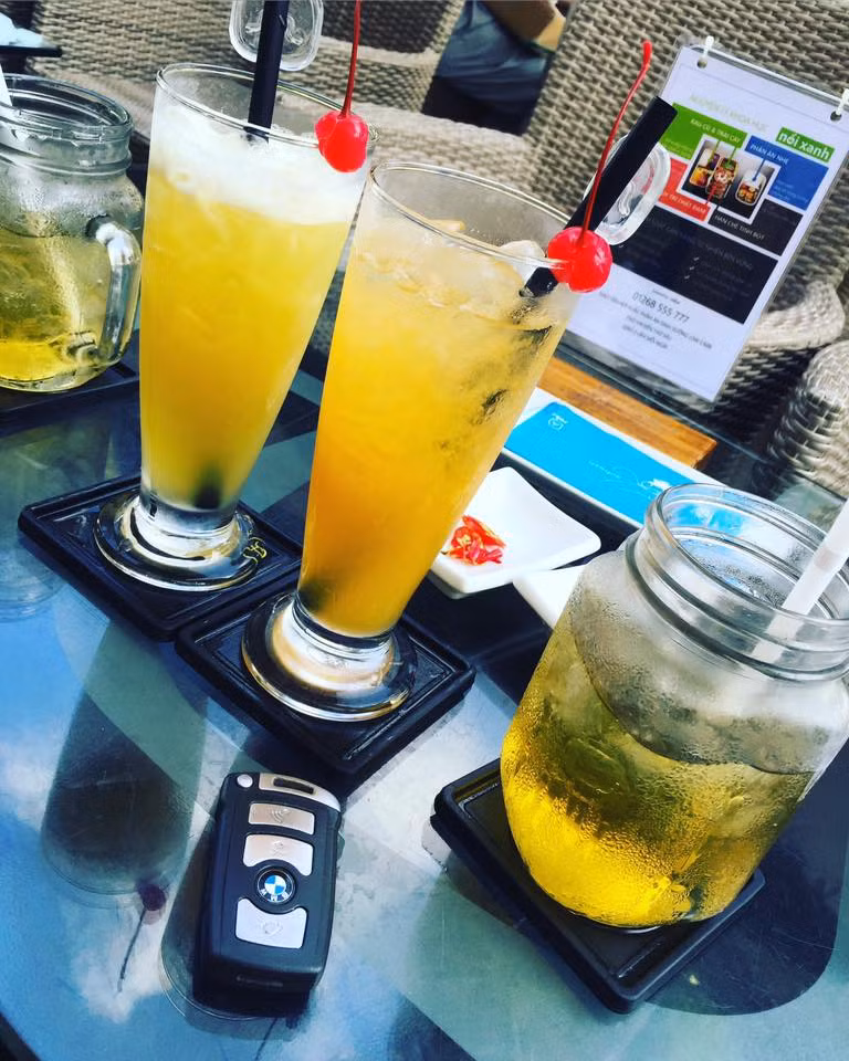 Hot girl Cà Mau còn thường xuyên đăng ảnh đi ăn uống sang chảnh cùng đại gia giấu mặt.