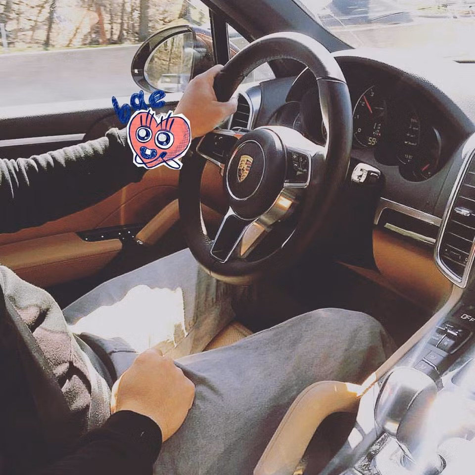 Trước đó, Thúy Vy đăng ảnh ngồi bên trong xế hộp sang chảnh, gối đầu lên vai một người đàn ông cùng trạng thái: "Yêu anh". Cô cũng khá tự hào khi viết về người yêu bí mật: "Người đàn ông yêu bạn là người mà khi bạn đói nửa đêm nửa hôm mặc dù anh ta bận nhưng vẫn kêu nhân viên mua đồ đem tới nhà".