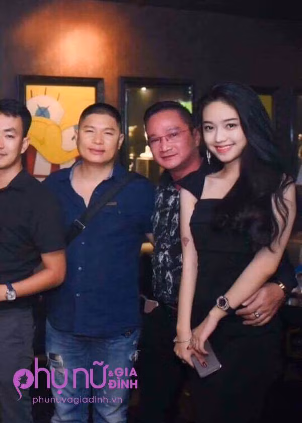 Nổi tiếng với các chiêu trò trên mạng, thêm vào đó có sở thích “cặp kè” với đại gia, Thúy Vy nhận không ít gạch đá, chỉ trích gay gắt từ dư luận.