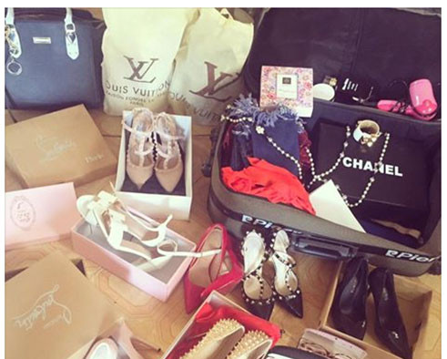 Ngay sau khi chia tay với Phan Thành một thời gian, Thúy Vy lại khiến dân mạng bất ngờ khi khoe những món quà hàng trăm triệu, chiếc túi Hermes đắt tiền, được một đại gia “giấu mặt” tặng quà.