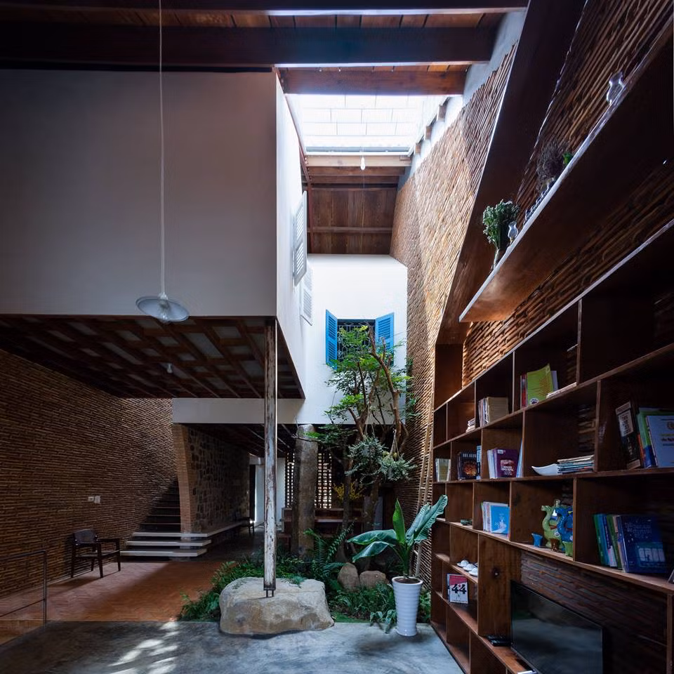 Ngôi nhà ấn tượng này được thiết kế nhằm mục đích để hai đứa trẻ vốn dĩ được sinh ra nơi phố thị, sẽ được tiếp cận nhiều hơn với thiên nhiên để lớn lên một cách trọn vẹn.