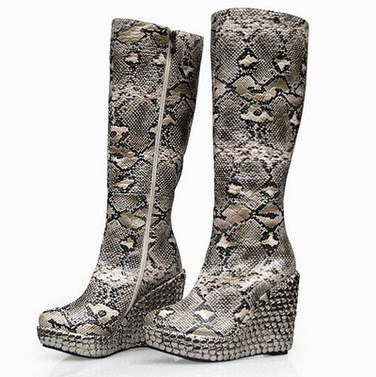 Đôi giày da là sản phẩm từ cả một quá trình lột da những con trăn.