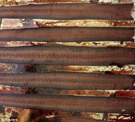 Công đoạn nhuộm da trăn.