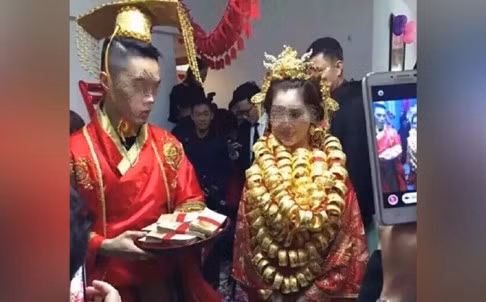 Co dau deo vang veo co trong dam cuoi xa hoa