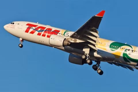 TAM Airlines: TAM Airlines là hãng hàng không lớn nhất của Brazil với trụ sở tại Sao Paulo. Đây cũng là một trong những hãng hàng không nguy hiểm nhất thế giới. Tính đến nay, hãng đã ghi nhận 6 vụ tai nạn với 336 người chết. Vụ việc nghiêm trọng nhất xảy ra vào năm 2007, khi phi công đưa máy bay đi quá đường băng và đâm vào tòa nhà của TAM. Đây cũng là vụ tai nạn tồi tệ nhất được ghi nhận với dòng máy bay Airbus A320.