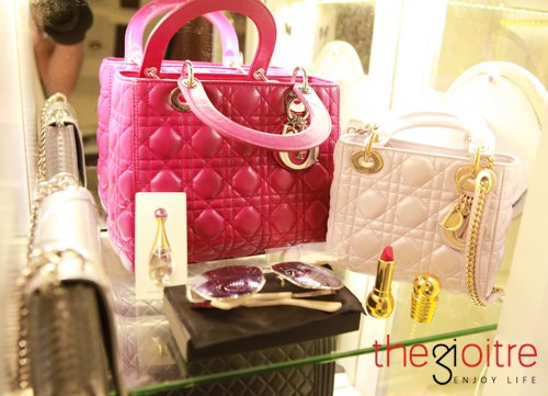 Nữ đại gia trẻ tuổi là một cô nàng 8X, có biệt danh là Nhung Hít. Nữ đại gia này tên là Nguyễn Hồng Nhung, sinh năm 1989, quê gốc tại Thanh Hóa. Trên trang cá nhân, không ít lần Nhung Hít khoe hình "tự sướng", hình cùng những chiếc tủ màu trắng bày hàng loạt chiếc túi xách với đủ kiểu dáng, màu sắc đến từ những thương hiệu hàng đầu thế giới như Louis Vuitton, Gucci...