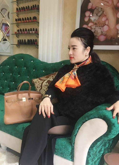  Nữ đại gia Việt tuy chỉ mới 26 tuổi nhưng đã sở hữu trong tay bộ sưu tập túi xách hay đồng hồ, xế hộp đắt tiền, được nhiều dân chơi Hà thành biết tiếng. Tổng giá trị bộ hàng hiệu của cô không dưới 5 tỷ đồng.