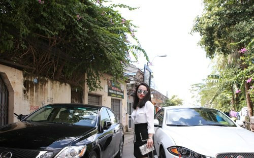 Ngoài bộ sưu tập túi xách, Nhung Hít còn mạnh tay đầu tư những phụ kiện đắt tiền như đồng hồ Rolex có giá hơn 800 triệu đồng, chiếc đồng hồ Hublot có giá khoảng 300 triệu đồng hay điện thoại Vertu. Và tất nhiên, nữ đại gia 8x này cũng không thể bỏ qua và sở hữu cho mình những chiếc siêu xe bạc tỷ, có tên tuổi.